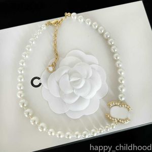 Pearl Necklace Choker Chain Gold Plated Letter Designer Pendant Halsband Designers smycken för kvinnor GKWU SDBT