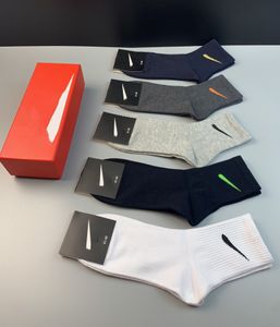 Socken Designer-Socken für Herren und Damen, klassische Stickerei, hochwertige reine Baumwolle, fünf Paar mit Box.