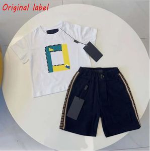Tasarımcı Ayı Tshirts Şort Setleri Marka Bebek Çocuklar Toddler Erkek Kızlar Giyim Set Giysileri Yaz Beyaz Beyaz Siyah Lüks Takip Gençlik Sporcu 2-12 Yıl