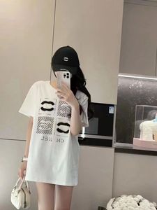 カジュアルな夏の半袖Tシャツの女性服を着た女性のファッションのデザイナー