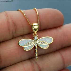 Hänghalsband fashionabla guldpläterade vita simulerade Opal Dragonfly Pendant Necklace JewelryL2404