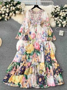 Grundlegende Freizeitkleider, modisches Urlaubskleid mit Blumenmuster, kaskadierende Rüschen, Kuchenkleid für Damen, sexy V-Ausschnitt, Aufflackernärmel, Blumendruck, gestufte Chiffon-Robe, Vestido yq240402