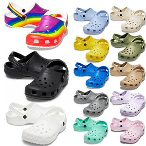 2024 Designer Sandaler Sandal CLOG SLOG SIDLES KIDS SANDALS KAMMANDA DESIGNER KVINNS TILLFALLARE BUCKLE MENS TRIPLE SVARTA VATTOSKASKA SKOR