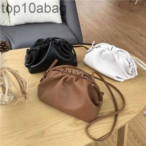 Bottegaa Bag Botega Venetta Shoulder Designer Bags Premium Texture Calfskin Soft Leather Handbag Mini Messenger Womens Versatile Ins Super Fire Cloud Dumplin h