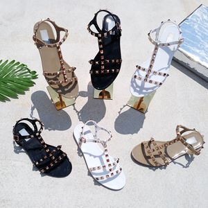 Sommarstil Romerska kvinnors platta anti-lip Buckle Beach Rivet Jelly Sandals