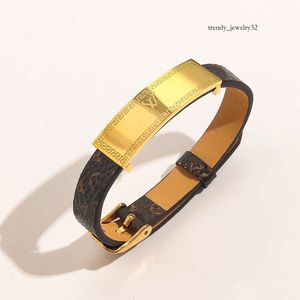 Ny stil modearmband kvinnor armband designer smycken faux läder guld pläterat rostfritt stål armband kvinnor bröllop gåvor zg1489