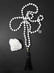 Ожерелья OAIITE 8 мм Howlite Mala 108 Beads Ожерелье натуральное каменное колье с кисточками с ювелирными украшениями для йоги ручной работы.
