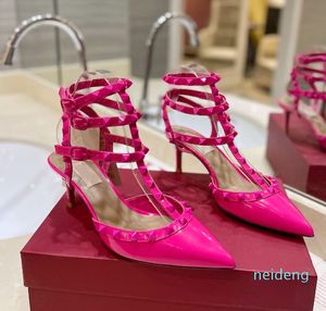 Designer - Kvinnor pumpar spetsiga bröllopsfestklänskor damer höga klackar kvinnliga sandaler pumpar patent läder stud mode damer 6.5 cm/10 cm höga hälskor