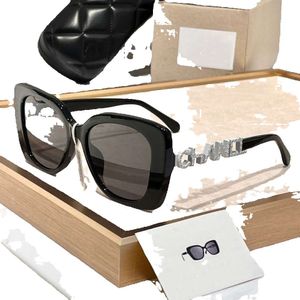 Designer Fashion Sunglasses for Women Letter Mirror Leg Inlaid Diamond Beach Shading UV Protection Polarized Glasses Gift with Box Good