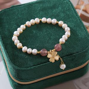 Van Clover Armband Nytt naturligt jordgubbkristallklöverarmband Temperament Korean Fashion Niche High-End Women's Pearl Armband