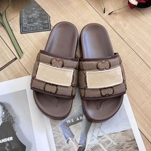 Slyckor Designer Kvinnors sandaler Ett ord Nya platt tjocka tofflor för par som bär strand tofflor Alfabetbröd tofflor