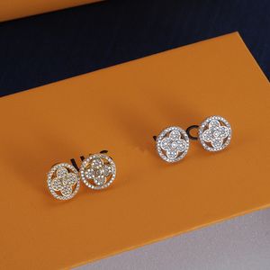 Med Box Gold Silver Stud örhängen Designers för kvinnor Lyxörhängen Flower Design Rostfritt stål Studörhängen Damer örhängen 925 smycken tillbehör