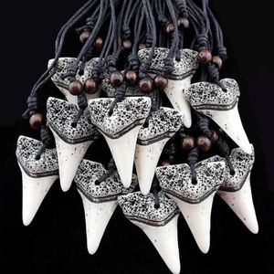 Selezione multi stile 12 pz / lotto Imitazione Yak Bone Carving Dente di squalo Ciondolo con ciondolo Perline di legno Collana Amuleto Regalo da uomo Fa233m