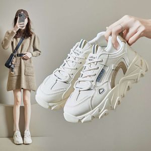 2024 Spring New Korean Edition Dadskor Kvinnliga studenter Tjock Sole Sports höjande Running Casual Shoes