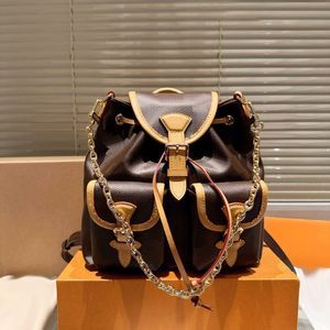 Designer Kvinnor Ryggsäck 24 Resort Collection Top Quality Leather Multi Pocket Backpack Chain Decoration Fashion Duma Women Knapsack 240315