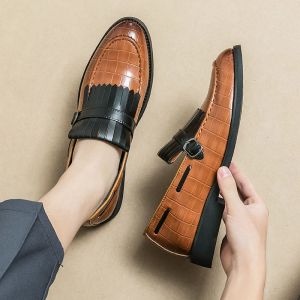 Ayakkabılar Yeni Varış Beyefendi Twotone Patchwork Patent Patent Patent Deri Ayakkabı Erkek Keşiş Strap Düğün Günlük Resmi Elbise Ayakkabı