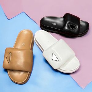 Womans Summer Summer Fashion Fashion Shoes Loafer Sliders Leisure Sandal Sandale Leather Designer أعلى جودة الشرائح المعدنية مثلث Lug Tread Rubber Sole Bule