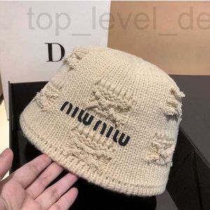 Cappello di lana di design cloches, maglione da donna autunno e inverno con foro per secchio d'acqua, viso lavorato a maglia rosso che rivela cappello da pescatore con lettera minuscola BC4Z