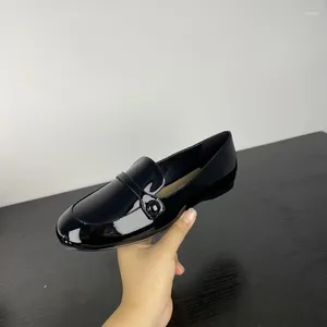 Scarpe casual di lusso 2024 in pelle da donna fibbia rotonda decorativa comoda scarpa singola piatta donna mocassini stile designer di fascia alta