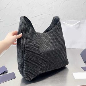حقيبة مصممة للنساء Luxurys حقيبة يدوية منسوجة يدويًا للمرأة الجديدة العصرية والعصرية حقيبة العشب منسوجة حقيبة تنوعية ذات قدرة كبيرة على الكتف