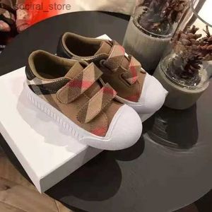 Pierwsze spacerykery 2023 Projektant Kid Run Shoe Plaid Baby Girl Tennis Treakers Kids School Sneakers Boy Black Leather Buty