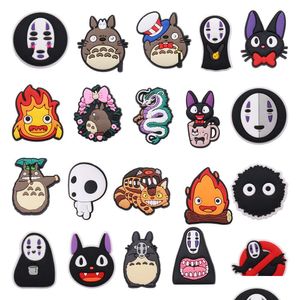 靴部品のアクセサリー卸売100pcs pvc日本語キャラクター猫charms adtブレスレットバックル詰まりdhhwyの顔の男の装飾