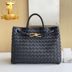 Familj 8-Line B Buckle Andiamo Original Leather 2023 New Woven Womens Portable Single Shoulder Crossbody Officiell dokument Tote Bag Uckle AG