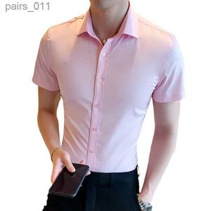 Mäns casual skjortor Summer Mens kortärmad skjorta koreansk version av affärsskjorta manlig smal stilig mode fasta färgskjorta toppar 240402