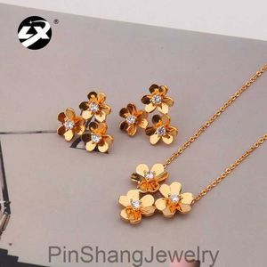 Корейская версия персонализированного ожерелья с тремя цветками с обнаженным телом и повседневным комплектом маленьких и свежих женских серег S925.