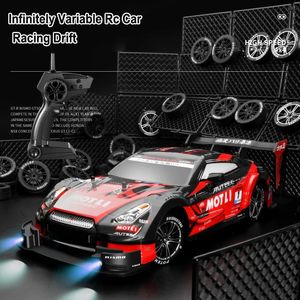 ハーフスケールの4輪駆動GTRリモコンカー4 4ドライブ30kmh高速ドリフト2.4g CVT RC CAR TOY TOY TOY GIFE 240328