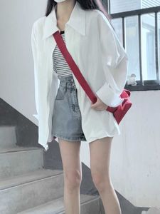 Camisa branca estilo coreano para mulheres com design de nicho Primavera e verão Jaqueta fina de alta qualidade com sensação solta e caída, tendência de proteção solar