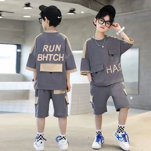 Adolescente estivo Adolescente Assumenti a maniche corte Set per bambini Stampa lettera Top e Bottom 2 Pezzi SIDE T-SHIRTS SHORTS SCHETS SCHEDI 240328