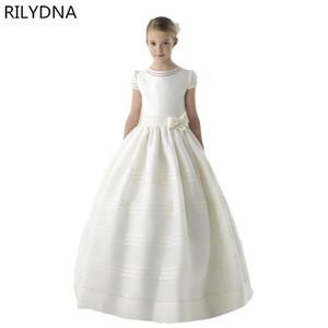 Przyjazd Flower Girl Dress Pierwsze sukienki komunii dla dziewcząt Pasek z krótkim rękawem z kwiatami dostosowanymi 240325