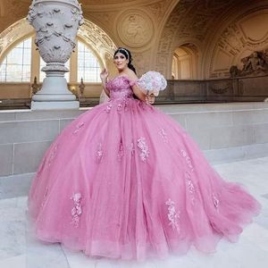 2024 Quinceanera klänningar Elegant rosa tyll utanför axeln korta ärmar spets applikation kristallpärlor söta 16 party klänning bow vestidos de 15 prom party klänningar