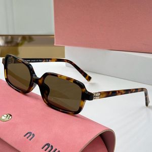 Von THE RUNWAY M Regard Sonnenbrille, modische Retro-Sonnenbrille für Männer und Frauen, Acetat, ovaler Rahmen, dünner Rand und ultraflache Glasbügel mit Metall-Niu-Symbol, Brille im MU11ZSF-Stil