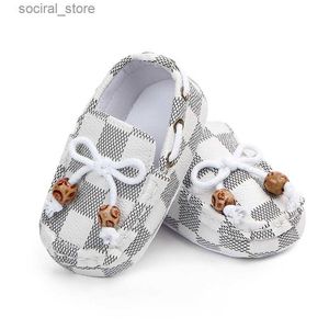 First Walkers Newborn Baby Shoes Soft Sole Infant First Walkers Grid Footwear ic Girls Boys Leather Crib Shoes Peas Shoe L240402