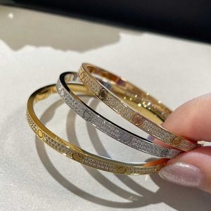 Carts Armband Neue Stil von Männern und Frauen mit Mikrodiamanteinlay in verschiedenen Farben Paare geben ihren Freundinnen Geschenke auf Valentinstag.