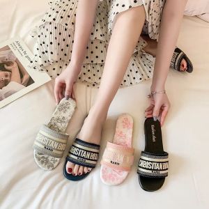Frauen Luxusdesigner Sandals Pantoffeln Leder Sommer Flat Slipper Sticker Mode Strand Frau Großer Kopf Regenbogen Buchstaben 35-42 mit Kiste