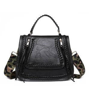 Boho Crossbody Bag Black Camo Strap Designer Axelväskor PU Weave Tote Påsar för kvinnor Fashion Luxury Designer Tassels Guitar Strap Leather Handväskor Damer