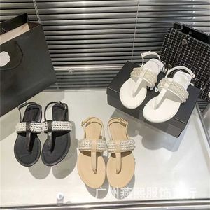 14% rabatt designer skor xiaoxiang pärla sandaler kvinnans sommarhäl en linje spänne klipp blandas med pärlor runda tå platt skor