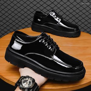 Sapatos casuais 2024 primavera moda britânica brilhante couro masculino vestido de negócios preto anti deslizamento cabeça grande casamento de alta qualidade