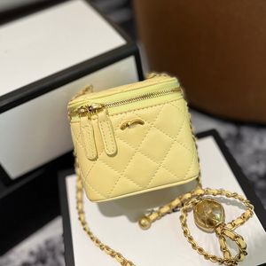 Ladies Lambskin Designer Makeup Tiny Mini Vanity Box Bags With Mirror Crush Pearl Gold Ball Justerbar Metal Hardware Matelasse Chain Crossbody Outdoor Purse 10cm