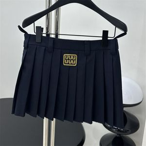 Женщины с вышивкой буквы Юбка сексуальные мини -плиссированные юбки повседневная мода ежедневная дизайнерская элегантная юбка 4408
