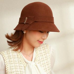 Berets wełna szeroka grzbiet wieprzowiny fedora czapki dla kobiet dekoracja poczuła kapelusz kopułę top retro hepburn netto czerwona czapka