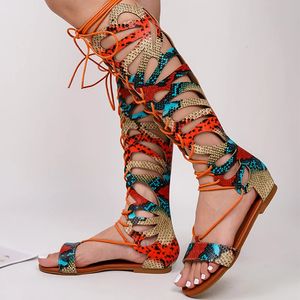 Modische Damen-Sandalen mit flachem Boden und offenem Zehenbereich, knielang, rutschfest, runder Kopfriemen, Freizeitstiefel, für den kühlen Sommer im Freien 240328