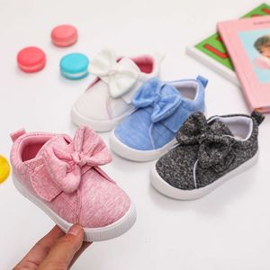 Zimowe bawełniane dziewczęta miękkie buty dziecięce dla dzieci, motyl słodkie buty do chodzenia dla niemowląt