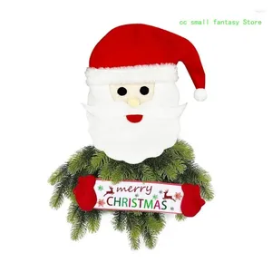 Рождественский венок с декоративными цветами R3MA и плюшевой шляпой Санты создаст праздник дома