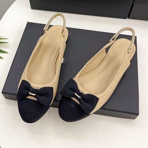 Slingbacks bayan tasarımcı elbise ayakkabıları yuvarlak ayak parmakları düz alçak kare topuk sandaletleri 1 cm kuzu derisi yay ekleme kontrast katırları bale daireleri altın topuk terlik