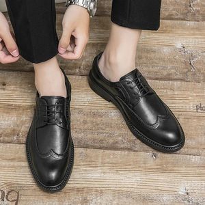 Buty swobodne brogues męski moda Lether Stylowa dla mężczyzn Czarna skórzana włoska lato mężczyzna męska mokasyny skóra