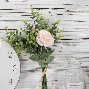 Dekorativa blommor sovrum blommor arrangemang eleganta konstgjorda rosor eukalyptus mittpunkt dekor för hemrum bondgård kaffekök